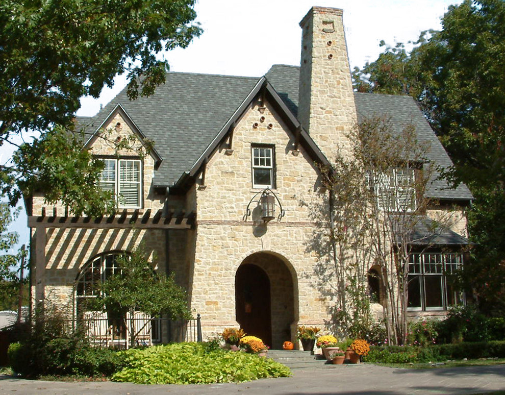 Foto de fachada de casa beige tradicional grande de dos plantas con revestimiento de piedra, tejado a cuatro aguas y tejado de teja de madera
