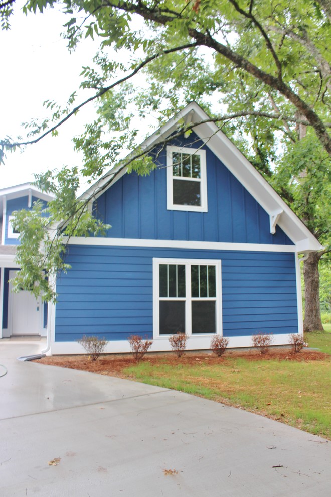 Свежая идея для дизайна: одноэтажный, синий дом среднего размера в стиле кантри с облицовкой из ЦСП и двускатной крышей - отличное фото интерьера