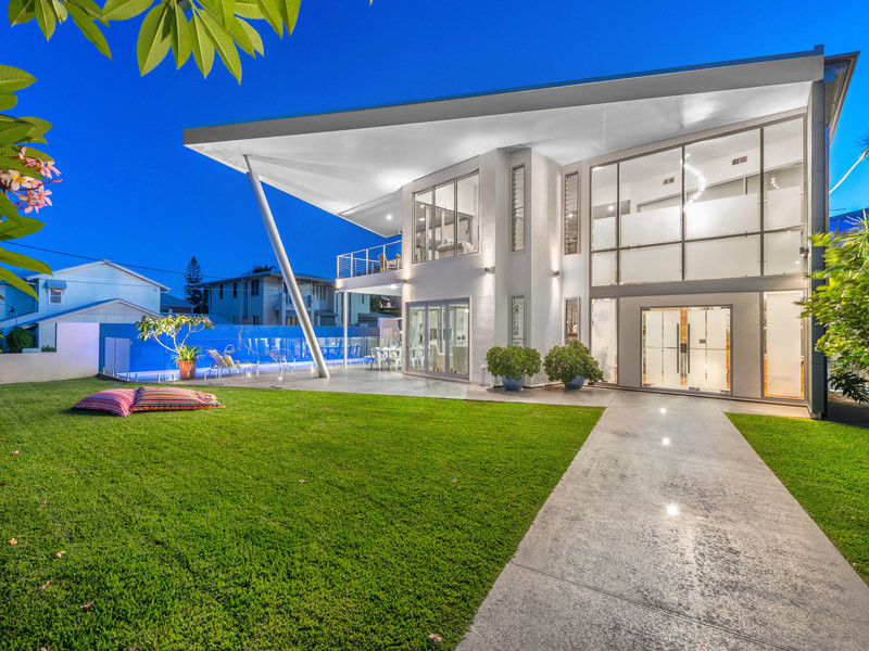 Geräumiges, Zweistöckiges Modernes Haus mit Putzfassade, weißer Fassadenfarbe und Pultdach in Brisbane