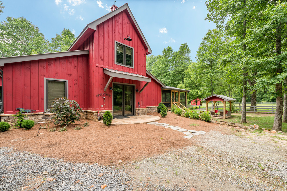 Einstöckiges Country Haus mit roter Fassadenfarbe und Satteldach in Atlanta