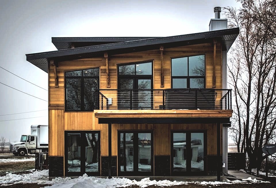 Ejemplo de fachada de casa moderna de tres plantas con revestimientos combinados, tejado de un solo tendido y tejado de metal