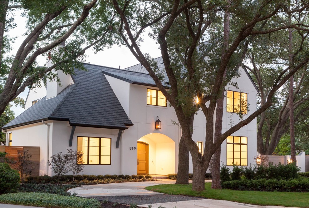 ヒューストンにあるトランジショナルスタイルのおしゃれな家の外観の写真