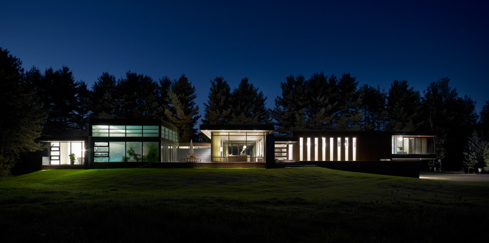 Стильный дизайн: большой, одноэтажный, деревянный, серый дом в современном стиле - последний тренд