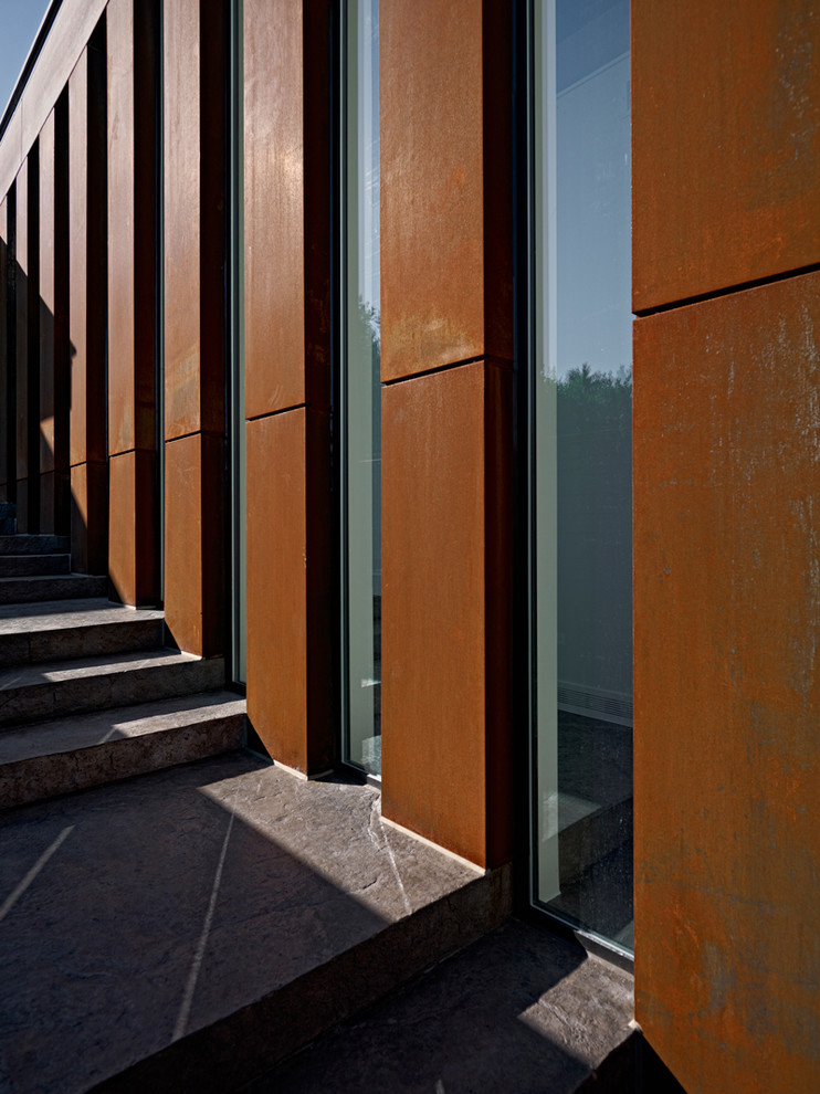 Große, Einstöckige Moderne Holzfassade Haus mit grauer Fassadenfarbe in Toronto