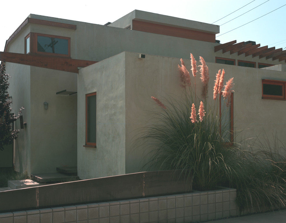 Einstöckiges Modernes Haus mit Putzfassade, Flachdach und grüner Fassadenfarbe in Los Angeles