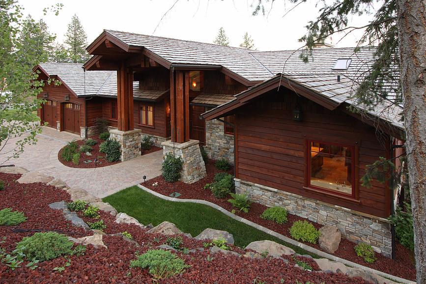Пример оригинального дизайна: большой, двухэтажный, деревянный, коричневый частный загородный дом в современном стиле с двускатной крышей