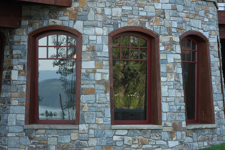 シアトルにあるラグジュアリーなコンテンポラリースタイルのおしゃれな家の外観 (石材サイディング) の写真