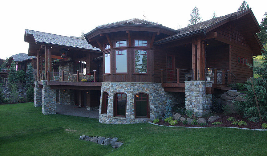 Idées déco pour une grande façade de maison marron moderne en bois à un étage avec un toit à deux pans.