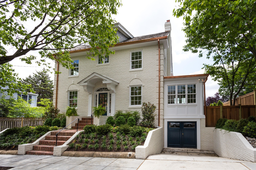ワシントンD.C.にあるラグジュアリーなトラディショナルスタイルのおしゃれな家の外観の写真