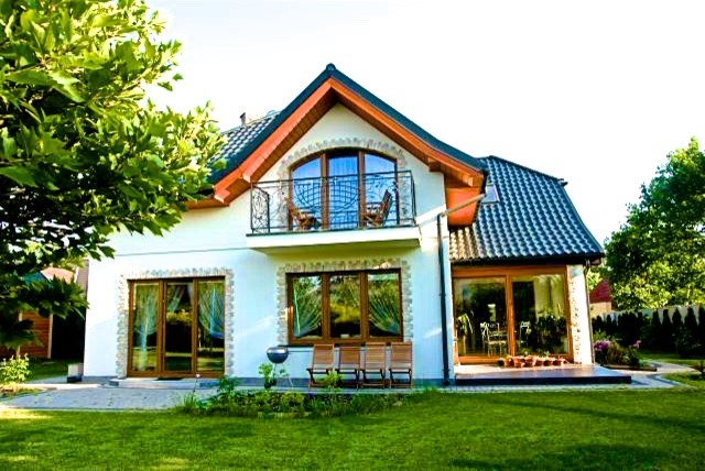 Geräumiges, Zweistöckiges Klassisches Einfamilienhaus mit Mix-Fassade, beiger Fassadenfarbe, Satteldach und Ziegeldach