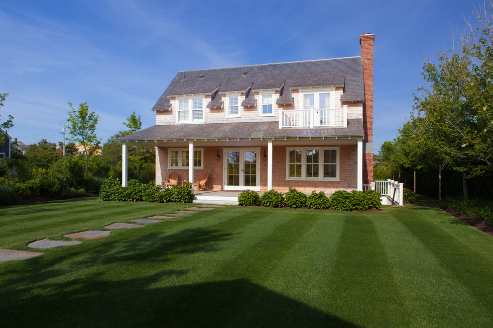 Стильный дизайн: двухэтажный, деревянный, белый дом среднего размера в морском стиле с двускатной крышей - последний тренд