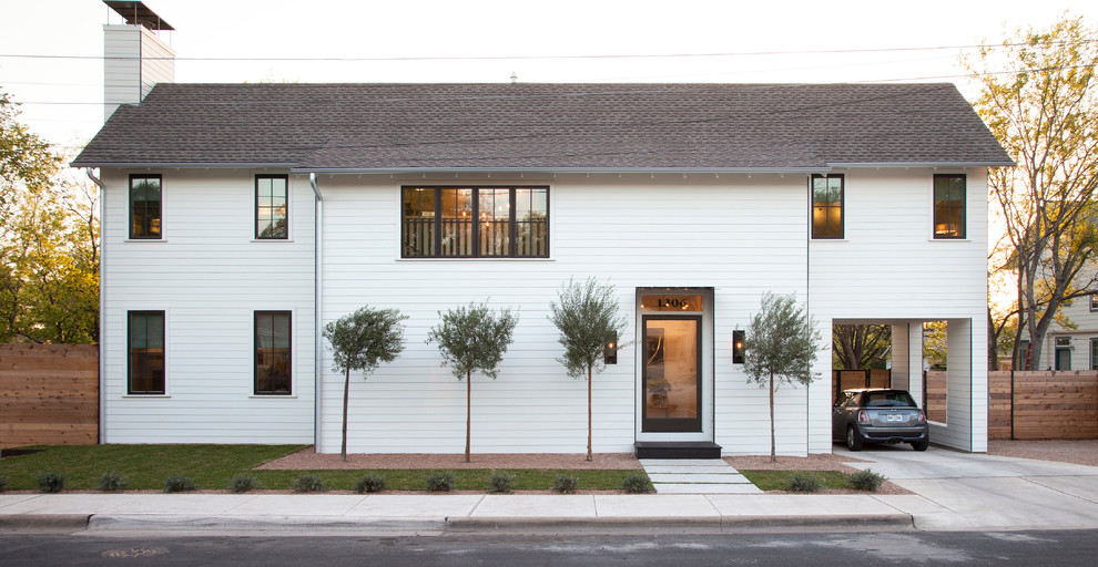 Свежая идея для дизайна: двухэтажный, белый дом в стиле кантри с двускатной крышей - отличное фото интерьера