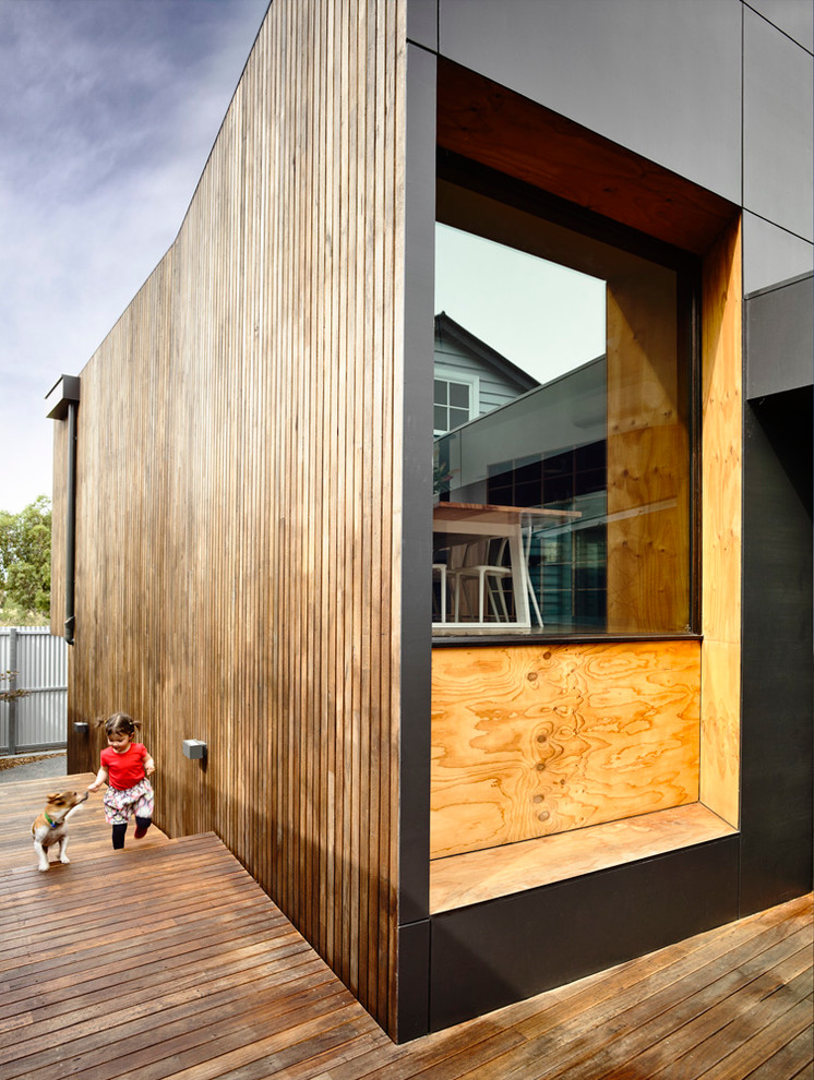 Kleine Moderne Holzfassade Haus mit brauner Fassadenfarbe in Melbourne