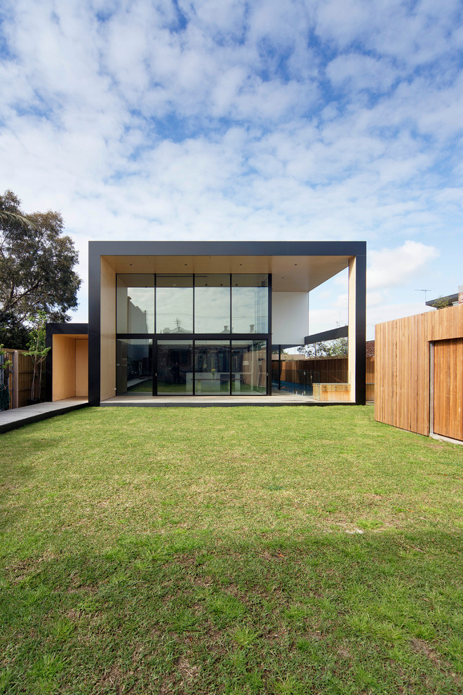 Zweistöckiges Modernes Haus mit schwarzer Fassadenfarbe und Flachdach in Melbourne