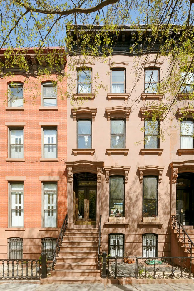Ejemplo de fachada de casa pareada marrón urbana grande de tres plantas