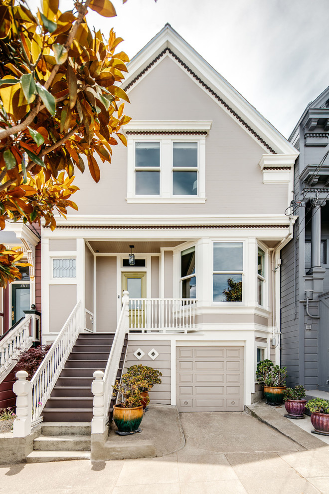 Dreistöckiges Klassisches Einfamilienhaus mit grauer Fassadenfarbe und Satteldach in San Francisco