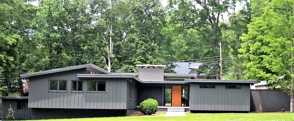 Inspiration för ett mellanstort retro grått hus, med platt tak
