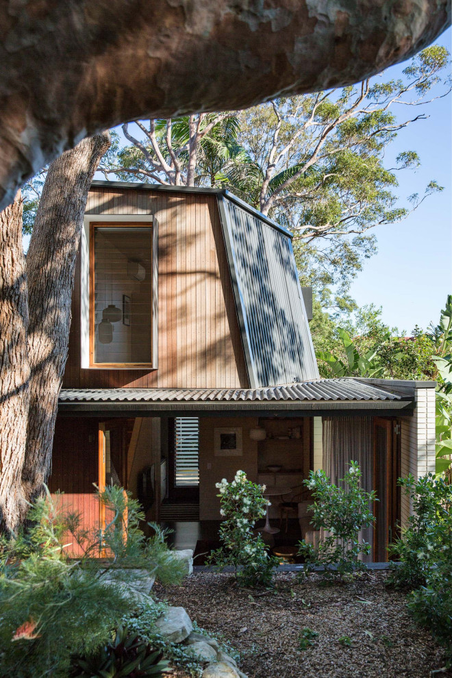 シドニーにある小さなコンテンポラリースタイルのおしゃれな家の外観 (メタルサイディング) の写真