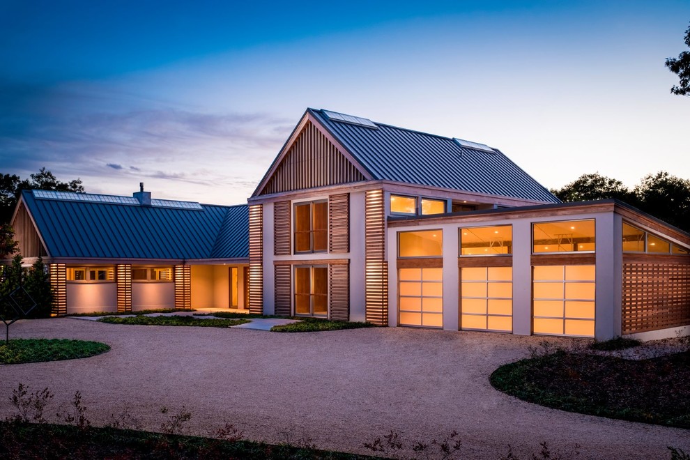 Idéer för stora funkis beige hus, med blandad fasad, sadeltak och tak i metall