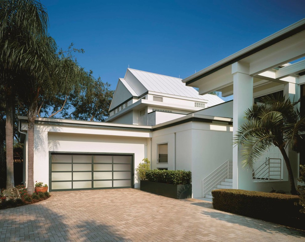 Foto de fachada de casa blanca contemporánea de tamaño medio de dos plantas con revestimiento de adobe