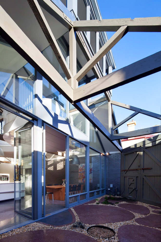 Großes, Zweistöckiges Modernes Haus mit Metallfassade und Satteldach in Melbourne