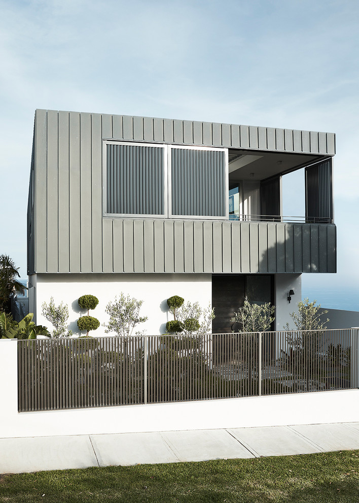 Пример оригинального дизайна: двухэтажный, серый частный загородный дом в современном стиле с комбинированной облицовкой и плоской крышей