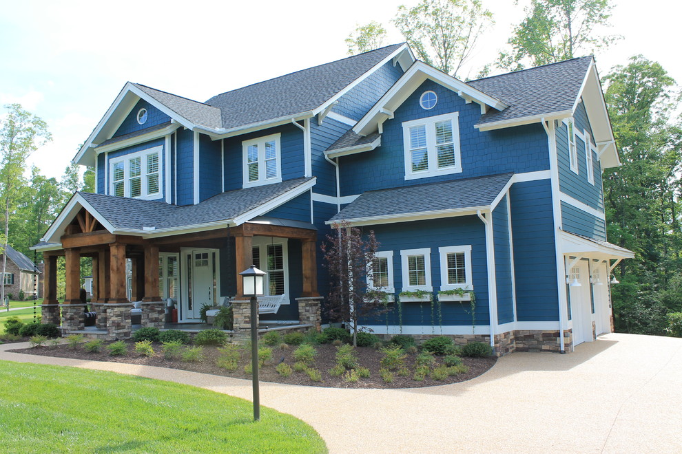 Exempel på ett stort amerikanskt hus, med två våningar och blandad fasad