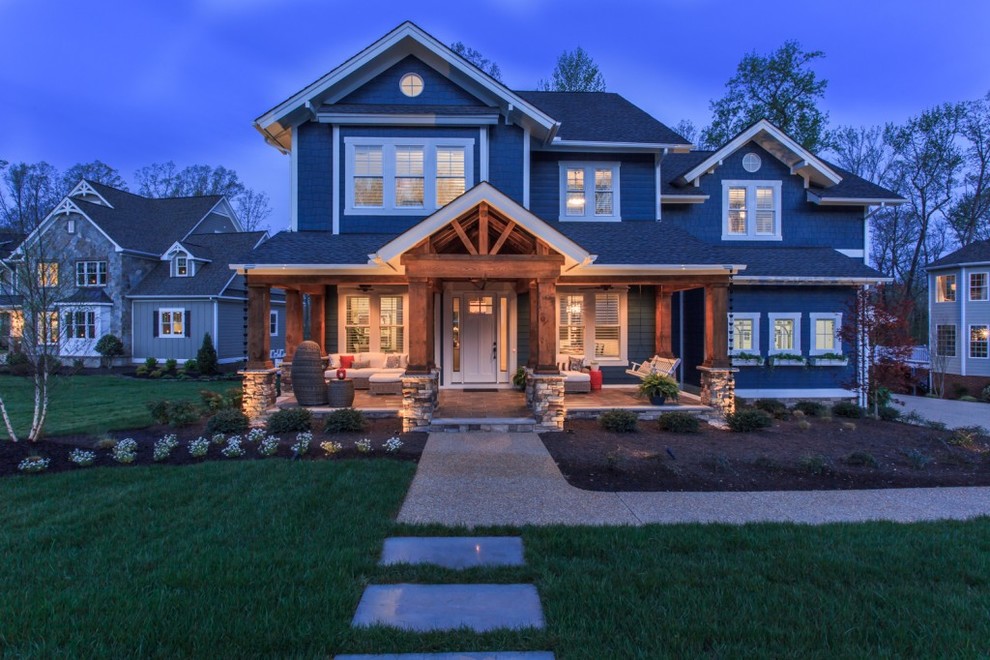 Aménagement d'une façade de maison bleue craftsman en bois à un étage et de taille moyenne avec un toit à deux pans et un toit en shingle.