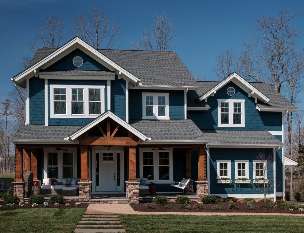 Diseño de fachada de casa azul de estilo americano grande de dos plantas con revestimientos combinados, tejado a dos aguas y tejado de teja de madera