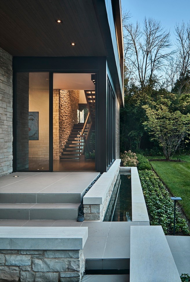 Diseño de fachada de casa gris minimalista grande de dos plantas con revestimiento de metal y tejado plano