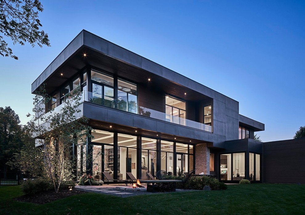 Großes, Zweistöckiges Modernes Einfamilienhaus mit Metallfassade, grauer Fassadenfarbe und Flachdach in Chicago