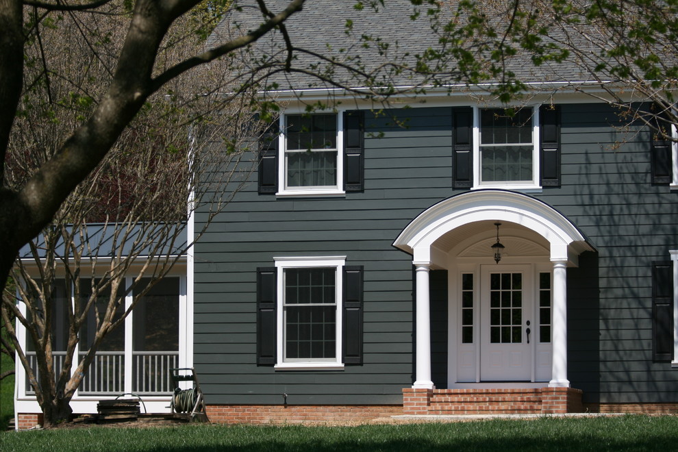 Mittelgroßes, Zweistöckiges Klassisches Haus mit Vinylfassade, grauer Fassadenfarbe und Walmdach in Baltimore