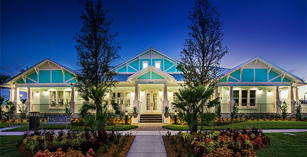 Foto della facciata di una casa grande blu tropicale a un piano con rivestimenti misti