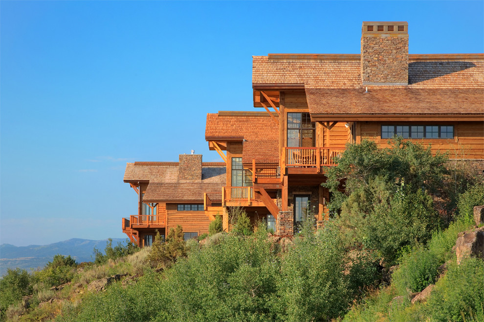 Idées déco pour une grande façade de maison marron montagne en bois à deux étages et plus avec un toit à deux pans.