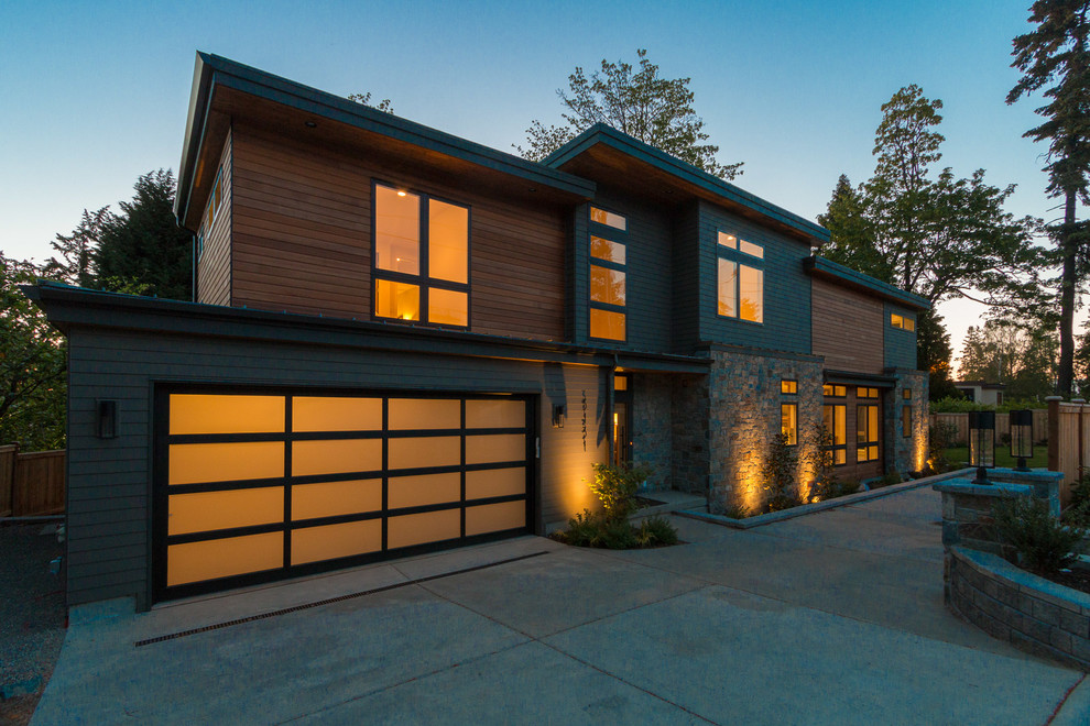Großes, Dreistöckiges Modernes Haus mit Lehmfassade, brauner Fassadenfarbe und Flachdach in Seattle