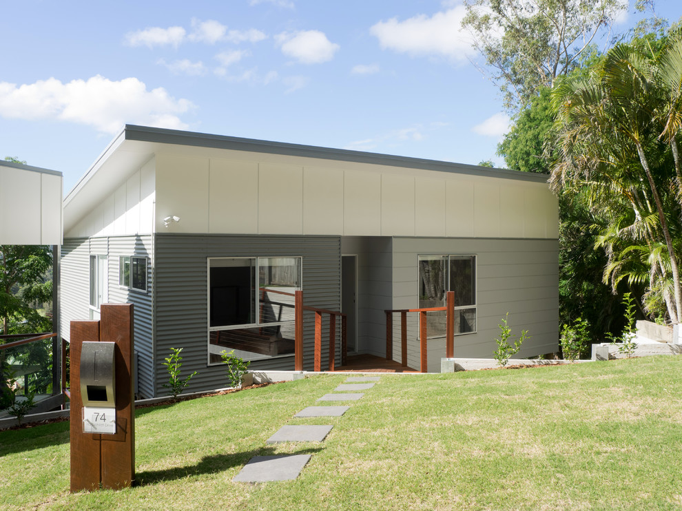 На фото: двухэтажный, серый частный загородный дом среднего размера в современном стиле с комбинированной облицовкой