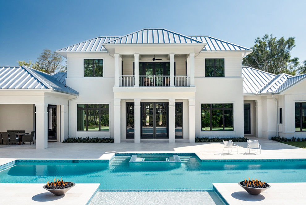 Стильный дизайн: двухэтажный, белый частный загородный дом в стиле неоклассика (современная классика) с вальмовой крышей и крышей из смешанных материалов - последний тренд