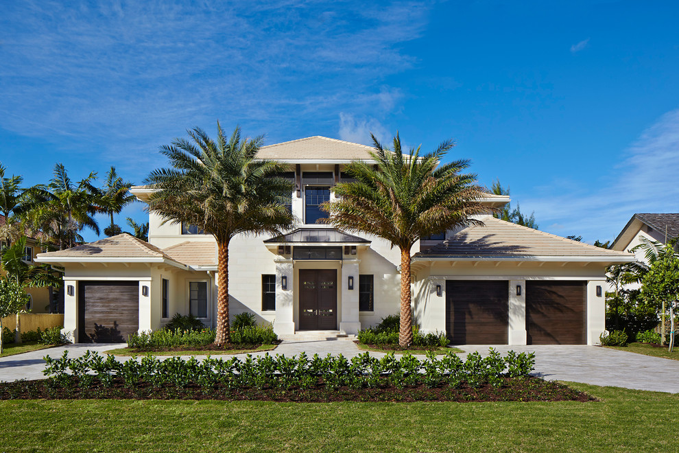 Пример оригинального дизайна: большой, двухэтажный, белый дом в морском стиле с облицовкой из цементной штукатурки и вальмовой крышей