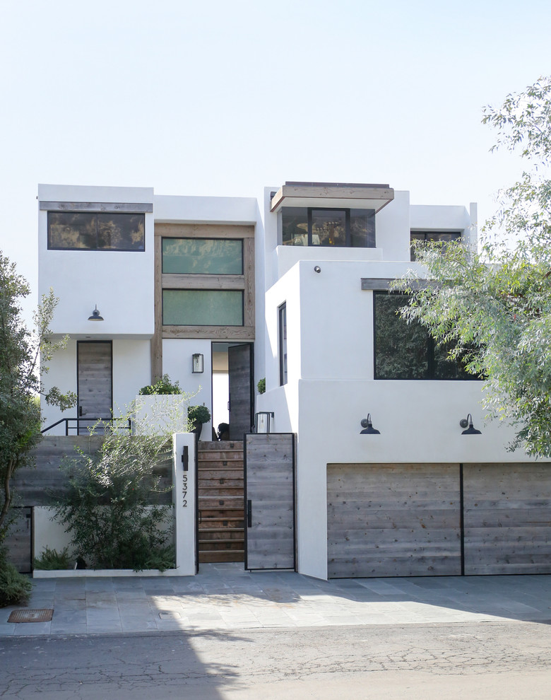 Свежая идея для дизайна: трехэтажный, белый частный загородный дом среднего размера в современном стиле с облицовкой из цементной штукатурки и плоской крышей - отличное фото интерьера
