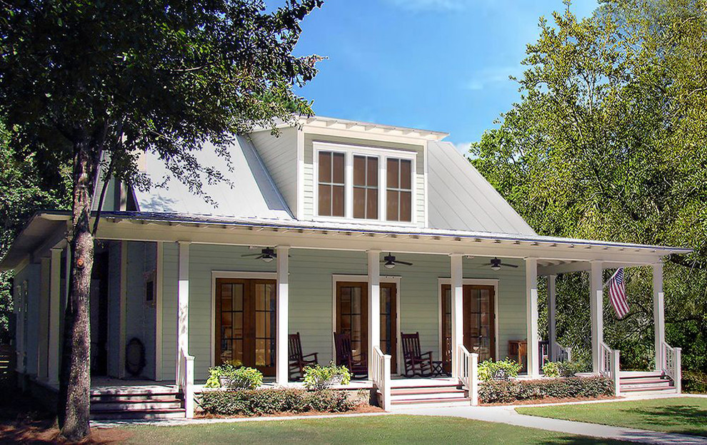 Esempio della villa verde stile marinaro a due piani di medie dimensioni con rivestimento in legno, tetto a capanna e copertura in metallo o lamiera