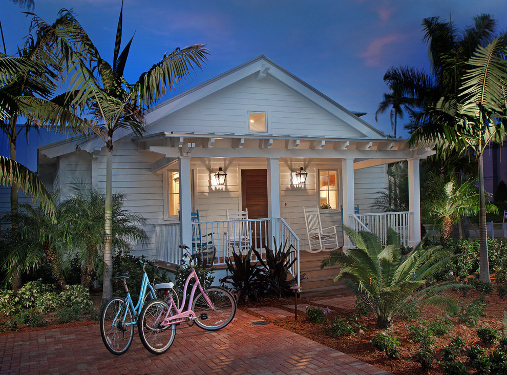 Einstöckige Holzfassade Haus mit weißer Fassadenfarbe und Satteldach in Miami