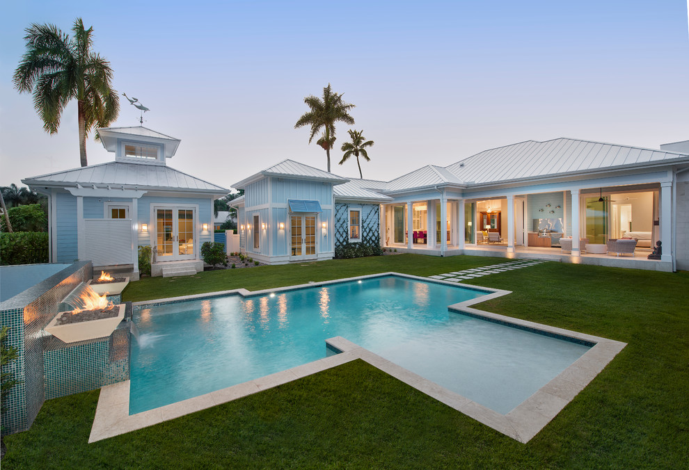 Стильный дизайн: одноэтажный, синий дом среднего размера в морском стиле с облицовкой из винила и вальмовой крышей - последний тренд