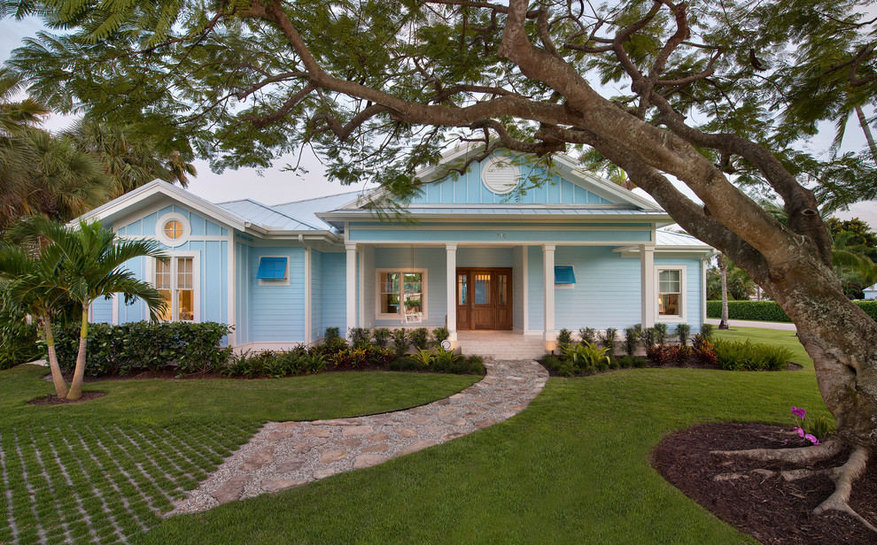 Immagine della facciata di una casa blu stile marinaro a un piano di medie dimensioni con rivestimenti misti