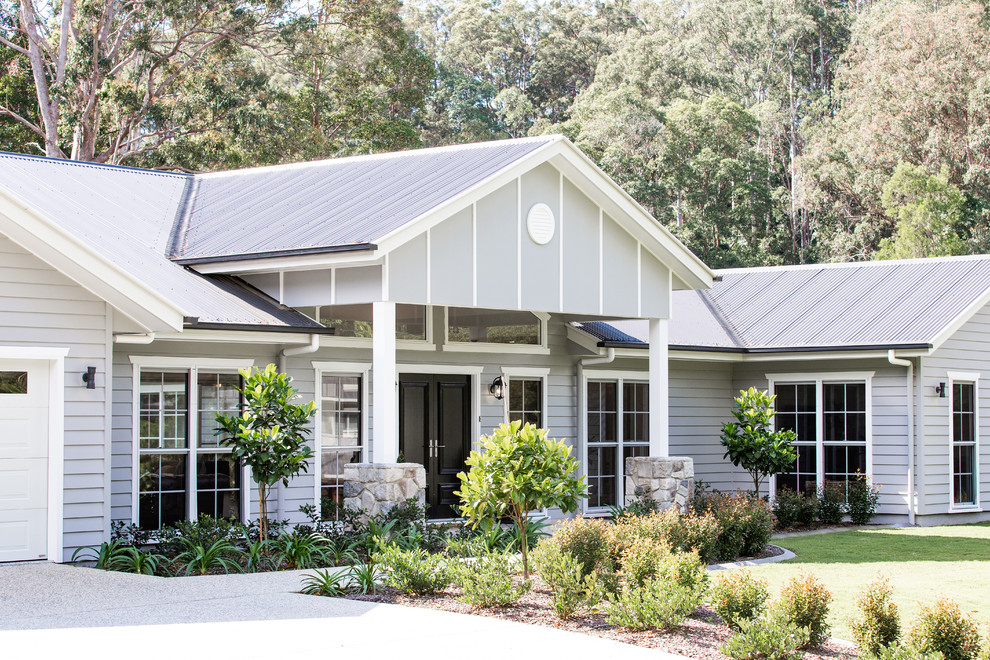 Einstöckiges Landhausstil Einfamilienhaus mit Faserzement-Fassade, grauer Fassadenfarbe, Halbwalmdach und Blechdach in Sunshine Coast