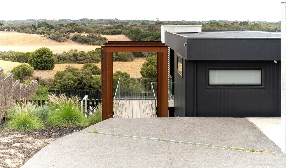 Mittelgroßes, Zweistöckiges Modernes Einfamilienhaus mit grauer Fassadenfarbe und Flachdach in Melbourne
