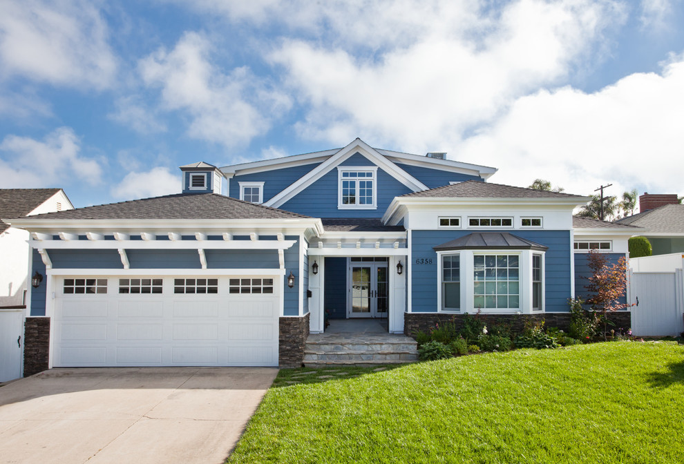 Zweistöckiges Maritimes Einfamilienhaus mit Mix-Fassade, blauer Fassadenfarbe und Schindeldach in Los Angeles