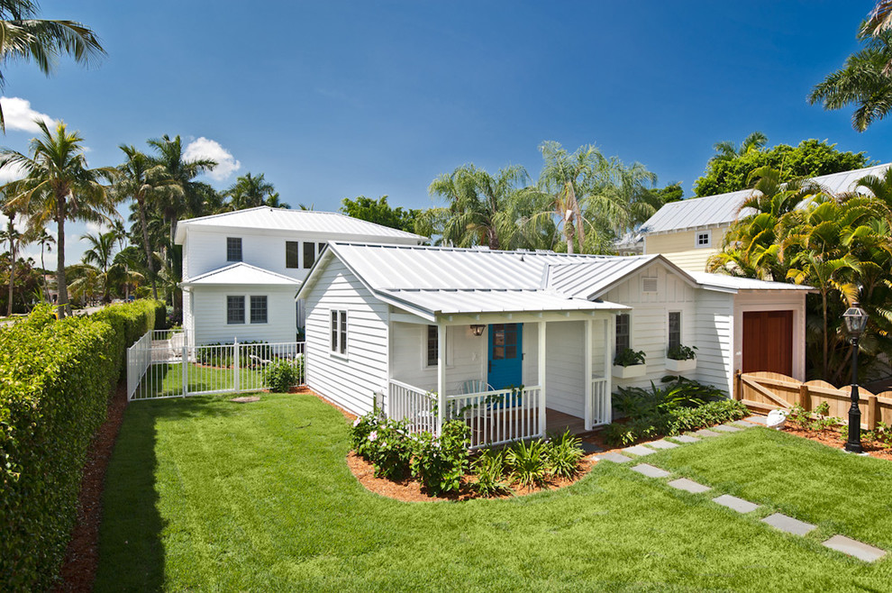 Пример оригинального дизайна: деревянный, белый дом в морском стиле с двускатной крышей