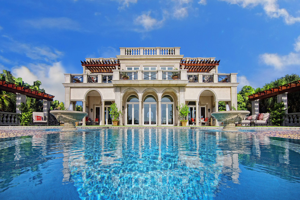 Zweistöckiges Mediterranes Haus mit Flachdach in Tampa