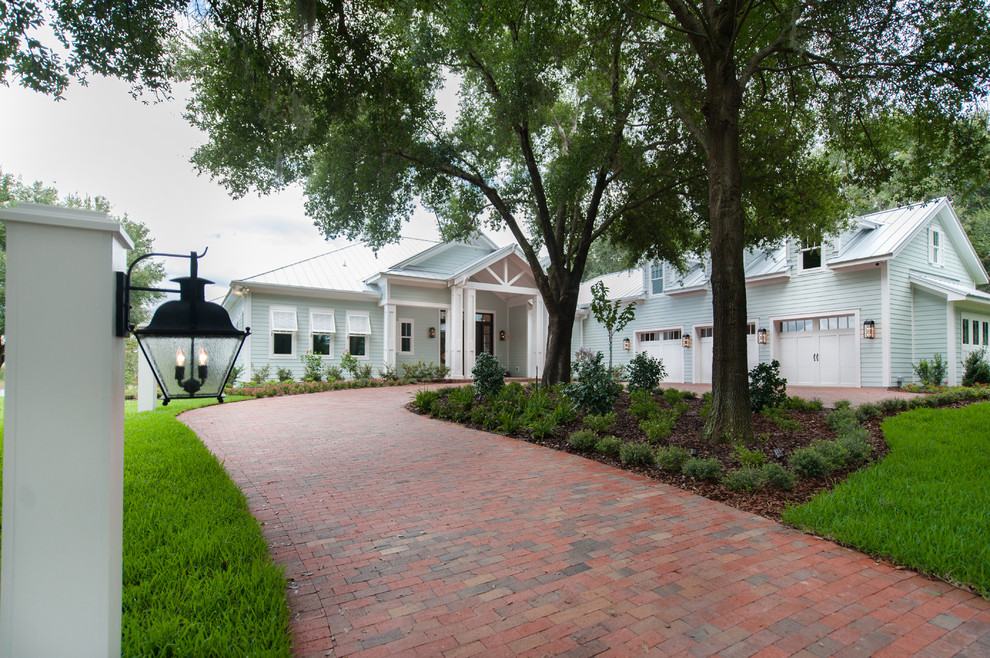 Großes, Zweistöckiges Maritimes Einfamilienhaus mit Vinylfassade, weißer Fassadenfarbe, Satteldach und Blechdach in Orlando