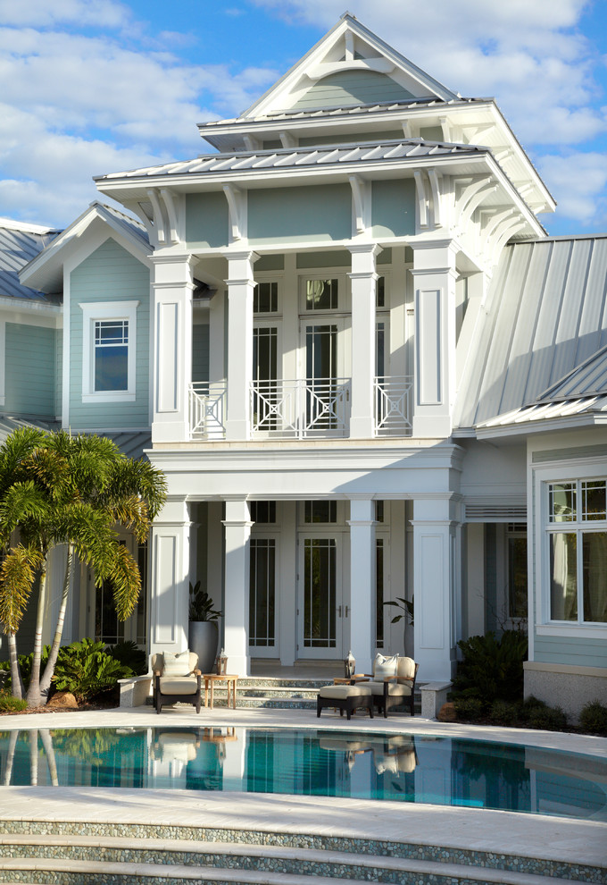 Foto della facciata di una casa blu tropicale
